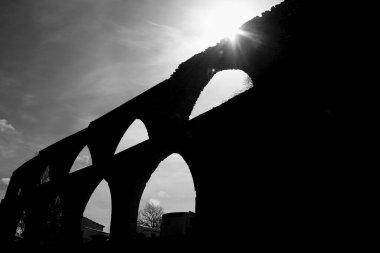 İspanya 'nın Castellon kentindeki bir tepenin üzerinde, kalesi olan Morella' nın su kemeri.