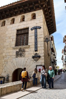 Morella, Castellon, İspanya... 18 Nisan 2025: Morella şehrinde tarihi eski evleri olan dar sokaklar, tepenin üstünde yer alan duvarlarla çevrili bir şehir.