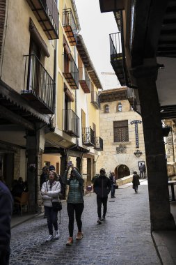 Morella, Castellon, İspanya... 18 Nisan 2025: Juan Giner caddesi Morella şehrinde tarihi eski evleri olan, tepenin üstünde yer alan bir şehir.