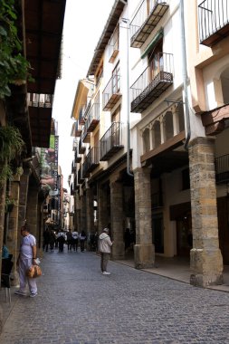 Morella, Castellon, İspanya... 18 Nisan 2025: Juan Giner caddesi Morella şehrinde tarihi eski evleri olan, tepenin üstünde yer alan bir şehir.