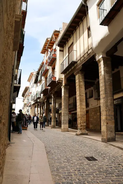 Morella, Castellon, İspanya... 18 Nisan 2025: Juan Giner caddesi Morella şehrinde tarihi eski evleri olan, tepenin üstünde yer alan bir şehir.
