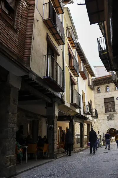 Morella, Castellon, İspanya... 18 Nisan 2025: Juan Giner caddesi Morella şehrinde tarihi eski evleri olan, tepenin üstünde yer alan bir şehir.
