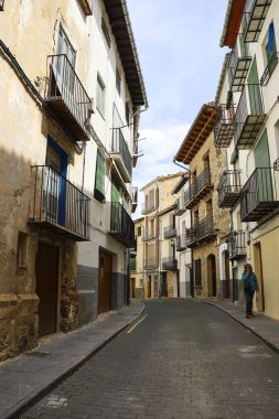 Morella, Castellon, İspanya... 18 Nisan 2025: Morella şehrinde tarihi eski evleri olan dar sokaklar, tepenin üstünde yer alan duvarlarla çevrili bir şehir.