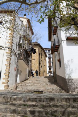 Morella, Castellon, İspanya... 18 Nisan 2025: Morella şehrindeki Cuesta de San Juan caddesi.