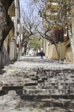 Morella, Castellon, İspanya... 18 Nisan 2025: Morella şehrindeki Cuesta de San Juan caddesi.