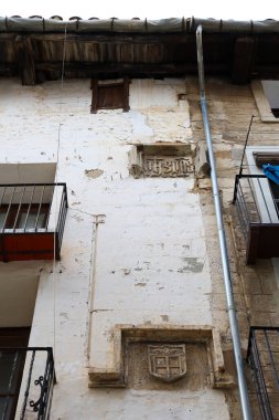 Morella, Castellon, İspanya... 18 Nisan 2025: Morella şehrinde tarihi eski evleri olan dar sokaklar, tepenin üstünde yer alan duvarlarla çevrili bir şehir.