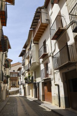 Morella, Castellon, İspanya... 18 Nisan 2025: Morella şehrinde tarihi eski evleri olan dar sokaklar, tepenin üstünde yer alan duvarlarla çevrili bir şehir.