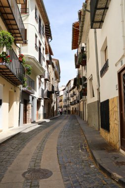 Morella, Castellon, İspanya... 18 Nisan 2025: Morella şehrinde tarihi eski evleri olan dar sokaklar, tepenin üstünde yer alan duvarlarla çevrili bir şehir.