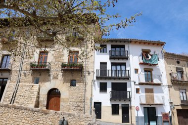 Morella, Castellon, İspanya... 18 Nisan 2025: Morella şehrinde tarihi eski evleri olan dar sokaklar, tepenin üstünde yer alan duvarlarla çevrili bir şehir.