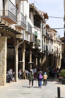 Morella, Castellon, İspanya... 18 Nisan 2025: Blasco de Alagon sokağı, Morella şehrindeki tarihi eski evler, tepenin üzerindeki duvarlarla çevrili şehir.