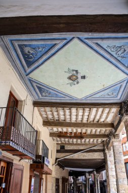 Morella, Castellon, İspanya... 18 Nisan 2025: Blasco de Alagon sokağı, Morella şehrindeki tarihi eski evler, tepenin üzerindeki duvarlarla çevrili şehir.