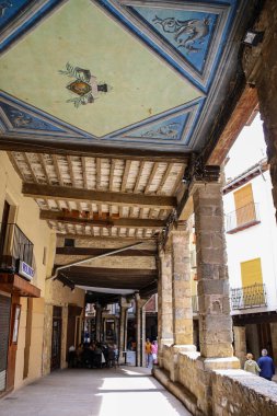 Morella, Castellon, İspanya... 18 Nisan 2025: Blasco de Alagon sokağı, Morella şehrindeki tarihi eski evler, tepenin üzerindeki duvarlarla çevrili şehir.