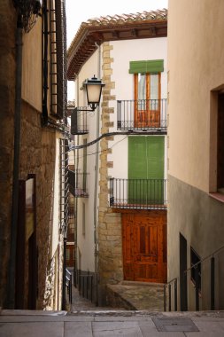 Morella şehrinde tarihi eski evleri olan dar bir sokak, tepenin üzerindeki duvarlarla çevrili bir şehir.