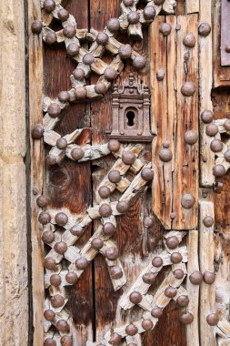 Morella kasabası, Castellon, İspanya 'daki Santa Maria Belediye Başkanı Başrahip Kilisesi' ne ait demir işlemeli kapı.