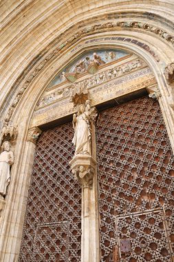 Morella kasabası, Castellon, İspanya 'daki Santa Maria Belediye Başkanı kilisesinin girişinin mimari detayları.
