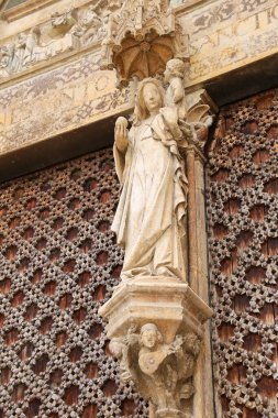 Morella kasabası, Castellon, İspanya 'daki Santa Maria Belediye Başkanı kilisesinin girişinin mimari detayları.