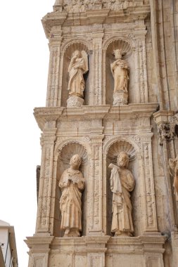 Morella kasabası Castellon, İspanya 'daki Santa Maria Belediye Başkanı Başrahip Kilisesi' nin Havarilerinin mimari detayları.