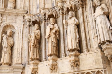 Morella kasabası Castellon, İspanya 'daki Santa Maria Belediye Başkanı Başrahip Kilisesi' nin Havarilerinin mimari detayları.