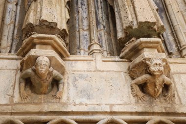 Morella kasabası Castellon, İspanya 'daki Santa Maria Belediye Başkanı Başrahip Kilisesi' nin Havarilerinin mimari detayları.