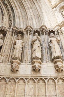Morella kasabası Castellon, İspanya 'daki Santa Maria Belediye Başkanı Başrahip Kilisesi' nin Havarilerinin mimari detayları.