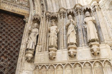 Morella kasabası Castellon, İspanya 'daki Santa Maria Belediye Başkanı Başrahip Kilisesi' nin Havarilerinin mimari detayları.