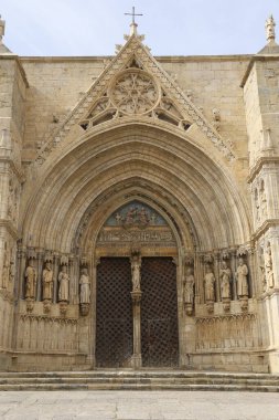 Morella kasabası Castellon, İspanya 'daki Santa Maria Belediye Başkanı Başrahip Kilisesi' nin Havarilerinin mimari detayları.