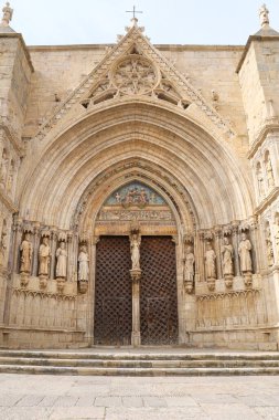 Morella kasabası Castellon, İspanya 'daki Santa Maria Belediye Başkanı Başrahip Kilisesi' nin Havarilerinin mimari detayları.