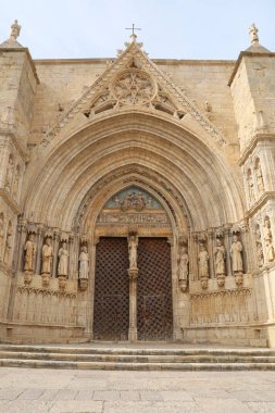 Morella kasabası Castellon, İspanya 'daki Santa Maria Belediye Başkanı Başrahip Kilisesi' nin Havarilerinin mimari detayları.