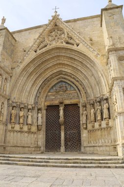 Morella kasabası Castellon, İspanya 'daki Santa Maria Belediye Başkanı Başrahip Kilisesi' nin Havarilerinin mimari detayları.