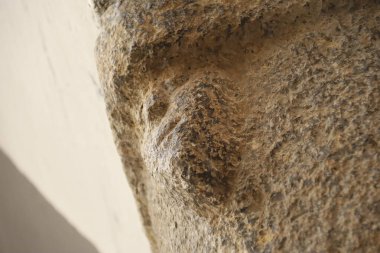Yüzü, Blasco de Alagon caddesindeki granit sütuna oyulmuş. Morella şehrinin eski bir kasabasında. Tepenin tepesinde yer alan duvarlarla çevrili bir şehir.