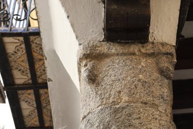 Yüzü, Blasco de Alagon caddesindeki granit sütuna oyulmuş. Morella şehrinin eski bir kasabasında. Tepenin tepesinde yer alan duvarlarla çevrili bir şehir.