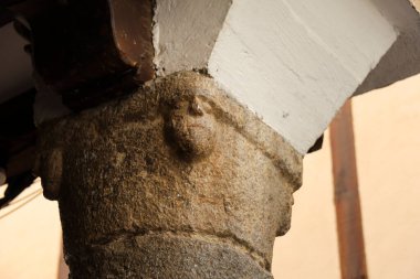 Yüzü, Blasco de Alagon caddesindeki granit sütuna oyulmuş. Morella şehrinin eski bir kasabasında. Tepenin tepesinde yer alan duvarlarla çevrili bir şehir.