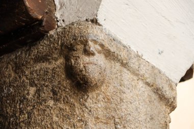 Yüzü, Blasco de Alagon caddesindeki granit sütuna oyulmuş. Morella şehrinin eski bir kasabasında. Tepenin tepesinde yer alan duvarlarla çevrili bir şehir.