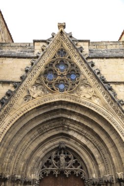 Morella kasabası, Castellon, İspanya 'daki Santa Maria Belediye Başkanı kilisesinin girişinin mimari detayları.