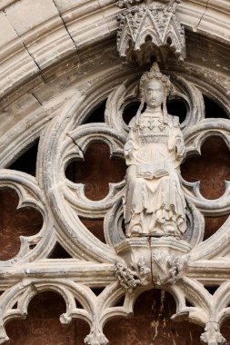 Morella kasabası, Castellon, İspanya 'daki Santa Maria Belediye Başkanı kilisesinin girişinin mimari detayları.