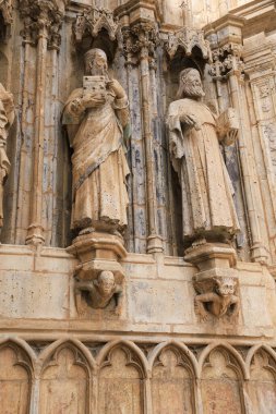 Morella kasabası Castellon, İspanya 'daki Santa Maria Belediye Başkanı Başrahip Kilisesi' nin Havarilerinin mimari detayları.
