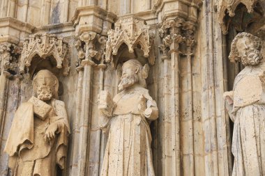 Morella kasabası Castellon, İspanya 'daki Santa Maria Belediye Başkanı Başrahip Kilisesi' nin Havarilerinin mimari detayları.