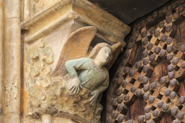 Morella kasabası Castellon, İspanya 'daki Santa Maria Belediye Başkanı Başrahip Kilisesi' nin Havarilerinin mimari detayları.