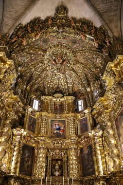 Morella, Castellon, İspanya... 18 Nisan 2025: Morella kasabası, Castellon, İspanya 'daki Santa Maria La Mayor kilisesinin güzel sunağı