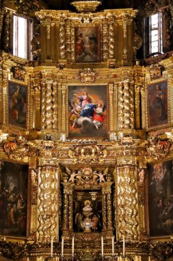 Morella, Castellon, İspanya... 18 Nisan 2025: Morella kasabası, Castellon, İspanya 'daki Santa Maria La Mayor kilisesinin güzel sunağı