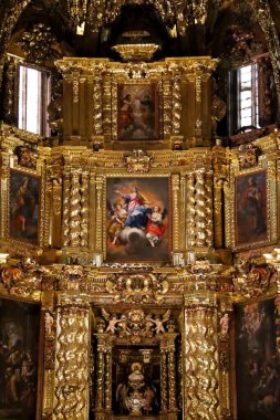 Morella, Castellon, İspanya... 18 Nisan 2025: Morella kasabası, Castellon, İspanya 'daki Santa Maria La Mayor kilisesinin güzel sunağı