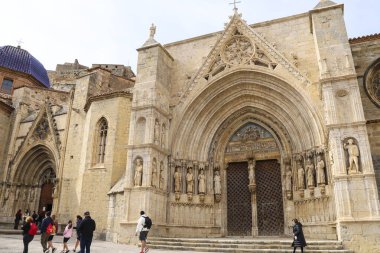 Morella, Castellon, İspanya - 18 Nisan 2025: Morella kasabasındaki Santa Maria La Mayor kilisesinin mimari detayları