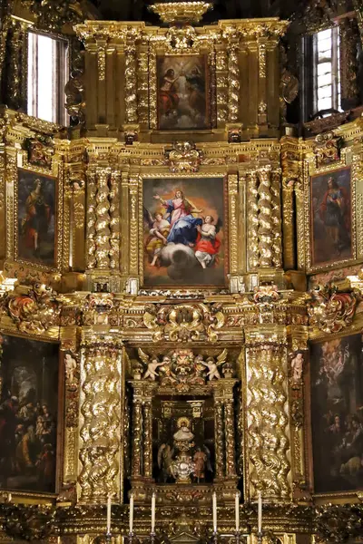 Morella, Castellon, İspanya... 18 Nisan 2025: Morella kasabası, Castellon, İspanya 'daki Santa Maria La Mayor kilisesinin güzel sunağı