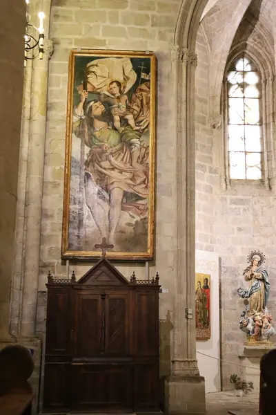 Morella, Castellon, İspanya... 18 Nisan 2025: Morella kasabası, Castellon, İspanya 'daki Santa Maria La Mayor kilisesinin güzel sunağı