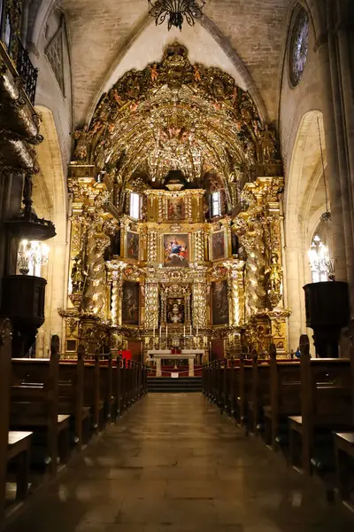 Morella, Castellon, İspanya - 18 Nisan 2025: Morella kasabasındaki Santa Maria La Mayor kilisesinin mimari detayları