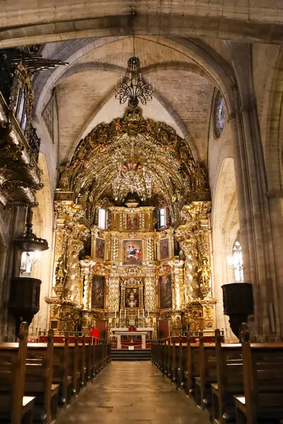 Morella, Castellon, İspanya... 18 Nisan 2025: Morella kasabası, Castellon, İspanya 'daki Santa Maria La Mayor kilisesinin güzel sunağı