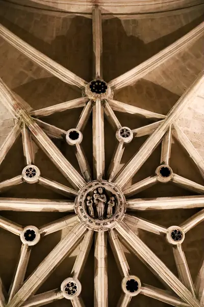 Morella, Castellon, İspanya - 18 Nisan 2025: Morella kasabasındaki Santa Maria La Mayor kilisesinin mimari detayları