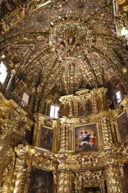 Morella, Castellon, İspanya - 18 Nisan 2025: Morella kasabası, Castellon, İspanya 'da Santa Maria Belediye Başkanı Kilisesi Churrigueresque' de güzel bir sunak