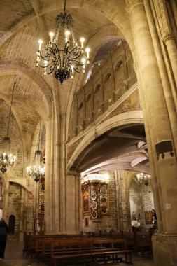 Morella, Castellon, İspanya - 18 Nisan 2025: Morella kasabasındaki Santa Maria La Mayor kilisesinin mimari detayları