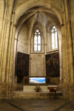 Morella, Castellon, İspanya - 18 Nisan 2025: Morella kasabasındaki Santa Maria La Mayor kilisesinde peçeli Uyuyan Bakire